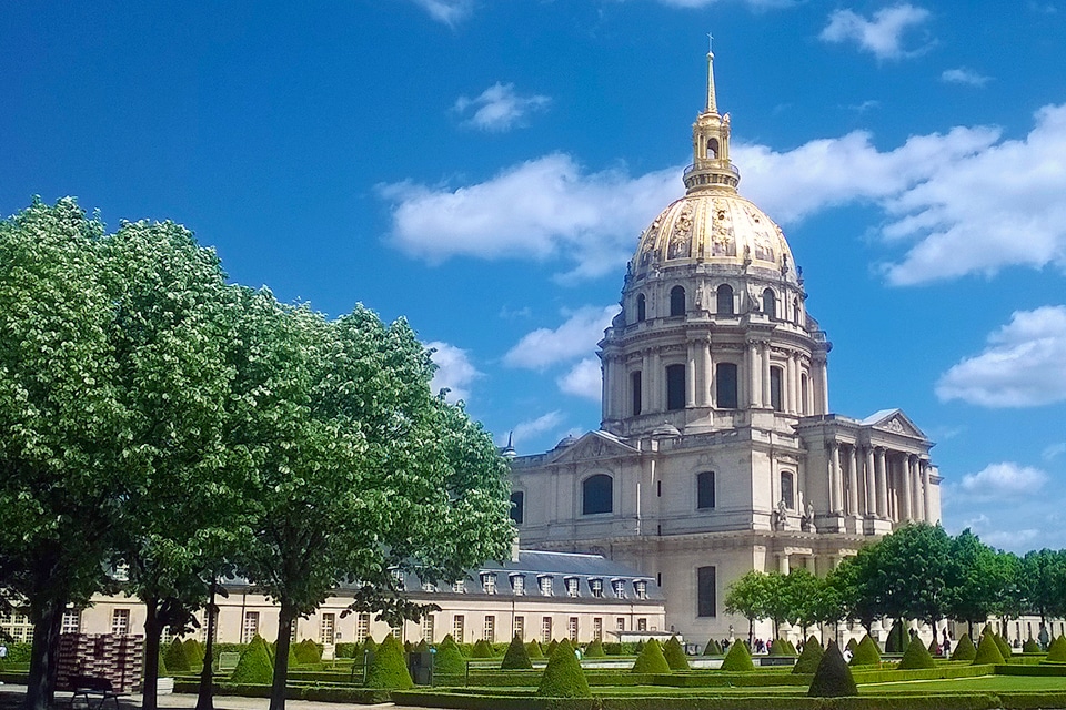 Musee de l'armee and the tomb of napoleon at Les Invalides in Paris • Paris Tickets
