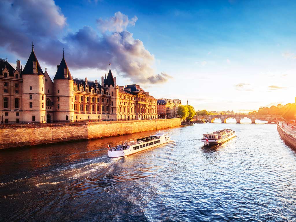 paris seine river sightseeing cruise • Paris Tickets