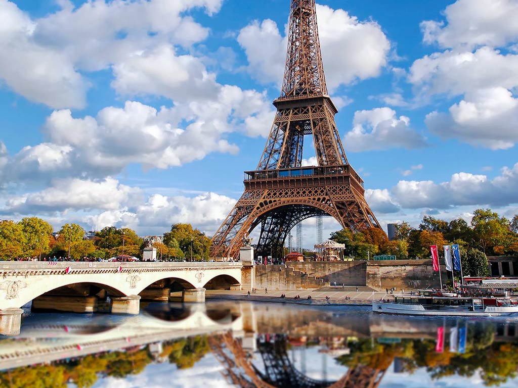 paris seine river cruise from the eiffel tower • Paris Tickets