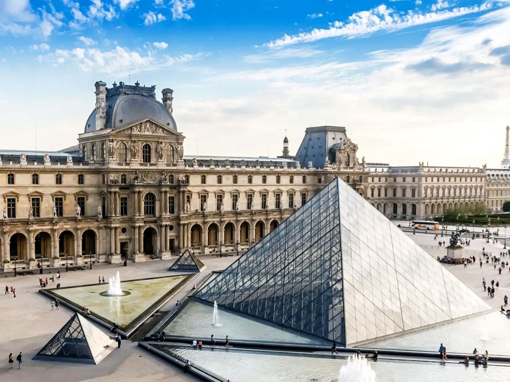 Louvre museum paris entrance glass pyramid • Paris Tickets